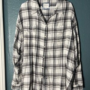 American Eagle XXL Black and White Plaid Button-Up Shirt tunic length like new